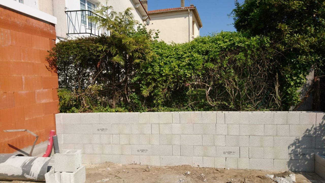 Mur de clôture en béton banché