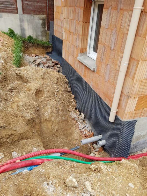 Évacuation tout à l égout ,  gaines diverses et edf