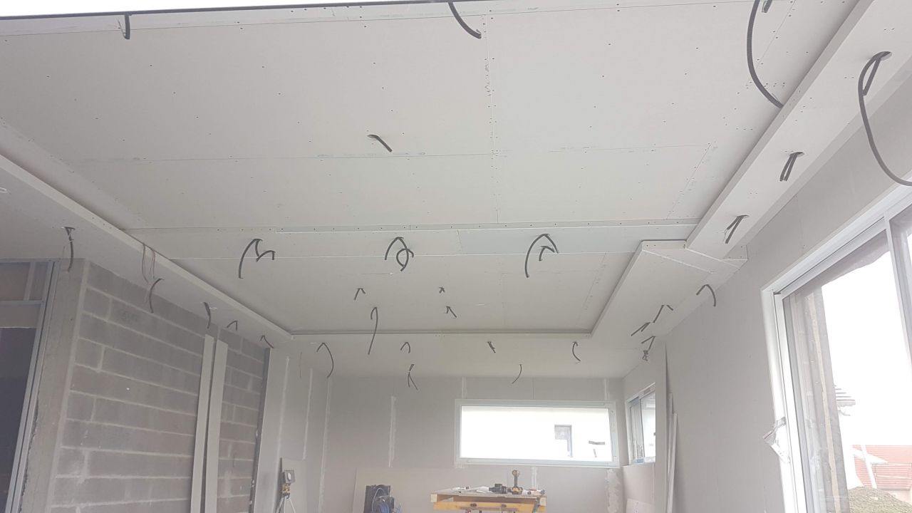 Réalisation du plafond décaissé avec un technique particulière de placo plié