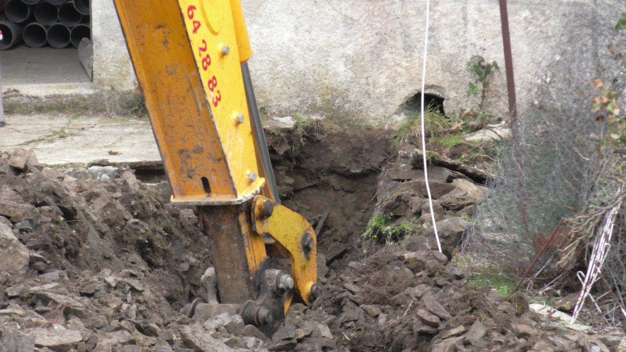 Le terrassier approche de la vieille baraque de vigne.