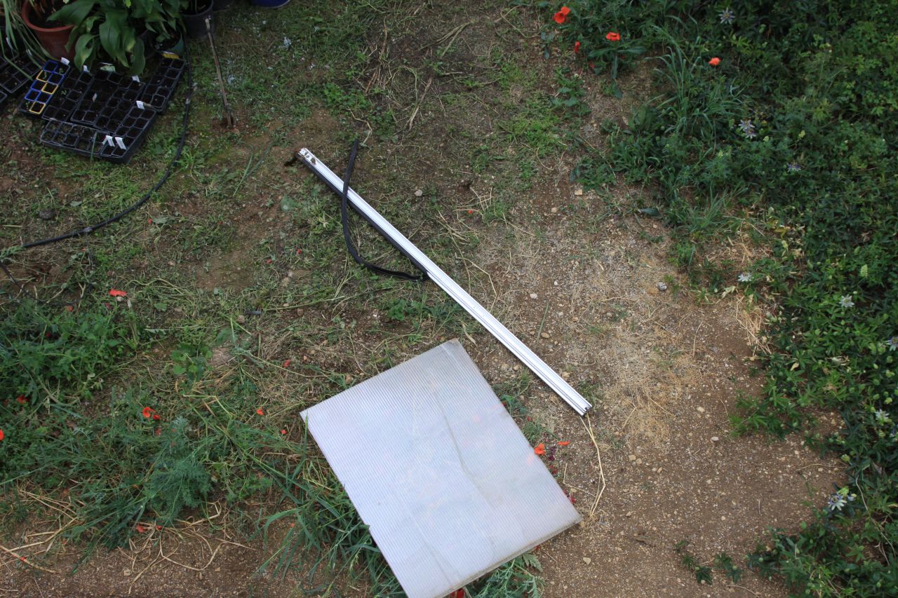 Tempête du 9 mai : une plaque et un chevron aluminium tombé au sol pendant la nuit