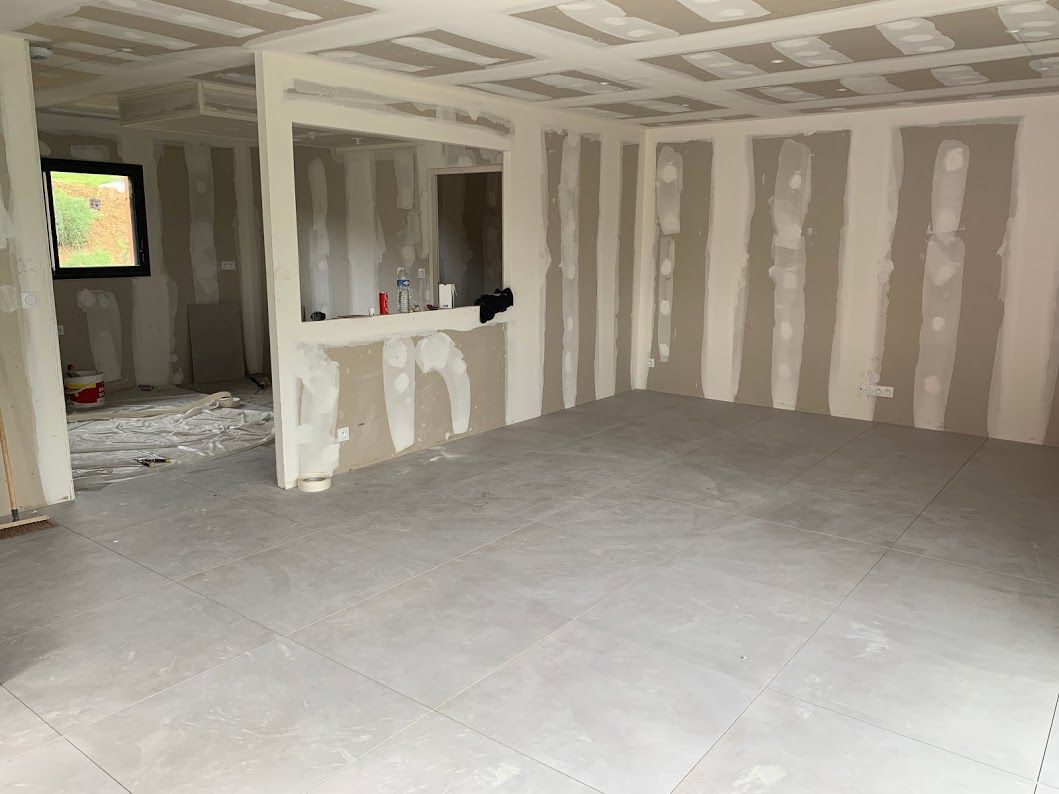 Carrelage salon. Imitation béton ciré gris clair en 80x80.