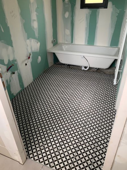 Carreaux de ciment dans la salle de bains.