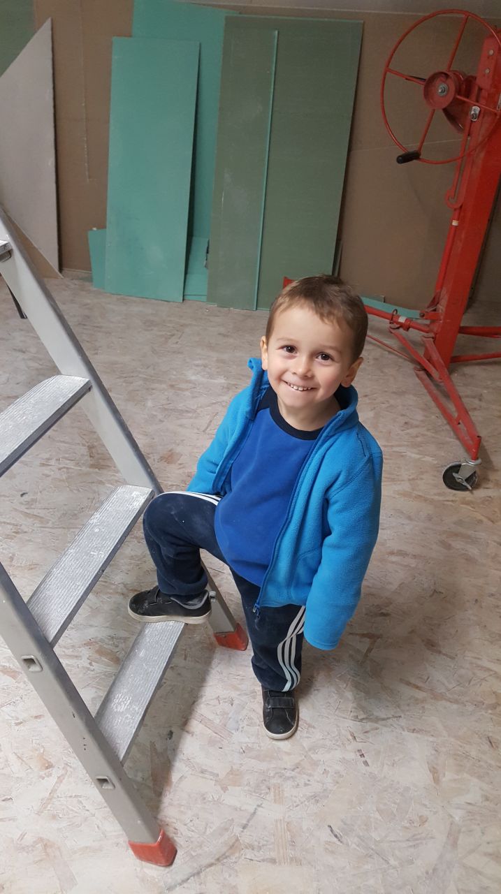 Le chef de chantier qui prend la pose 