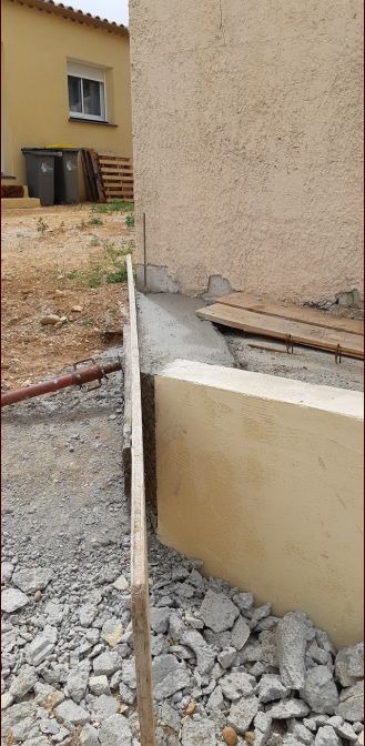 Mur dans la rampe d'accès coffré