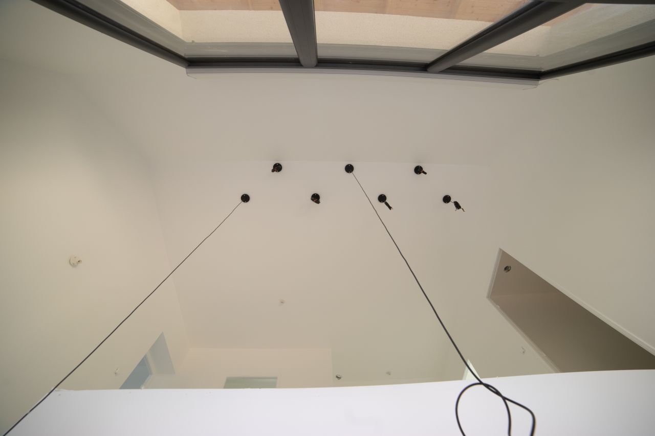 Installation des supports des suspensions - peinture blanche de toute la maison