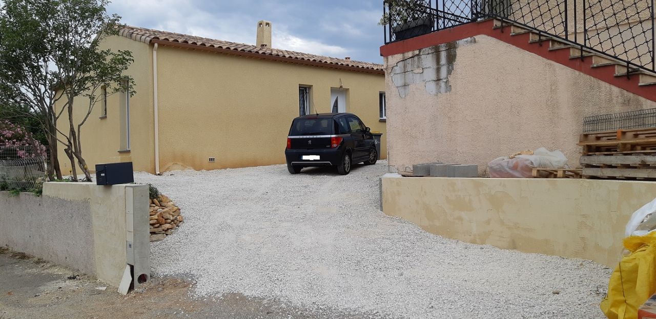 Cailloux étalés devant la maison