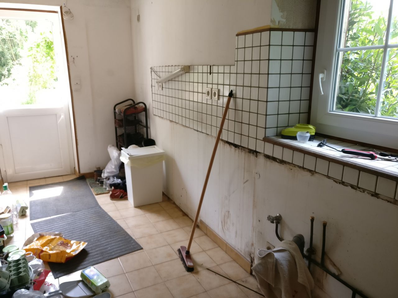 l'ancienne cuisine avec les meuble dpose, gros travail a faire sur les murs pour la transformer en vritable entre