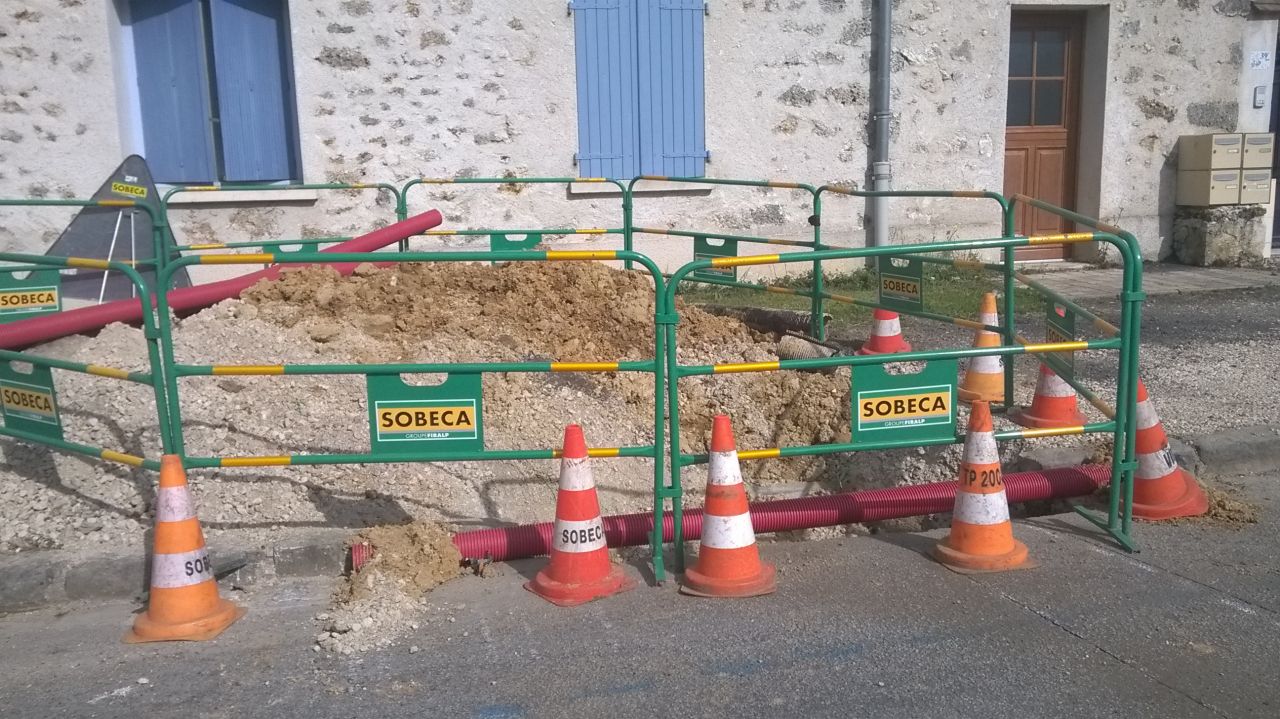 Un trou de l'autre cot de la rue. Pour raccorder les candlabres?