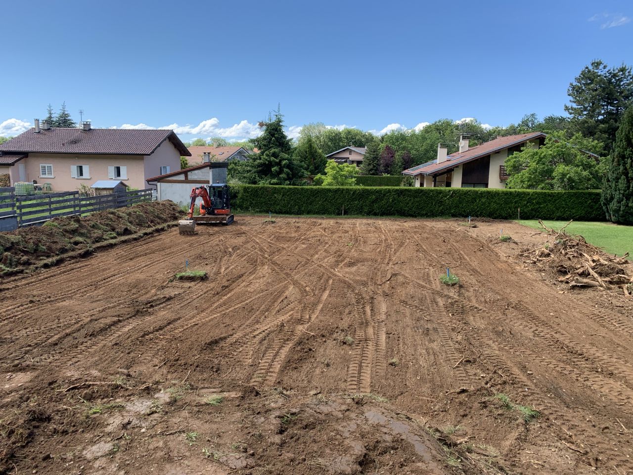 Dbut du terrassement. On spare la terre vgtale du reste et on d-souche les gros arbres !