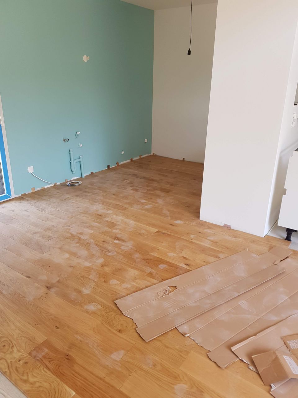Parquet massif miel dans la pièce de vie