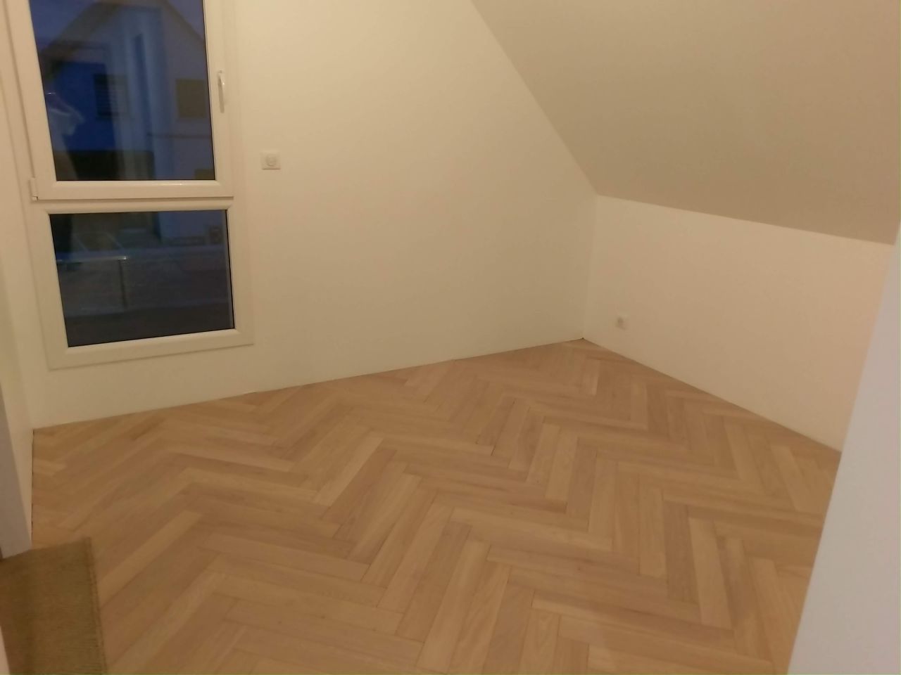 Pose du parquet contrecollé en bâtons rompus de la chambre