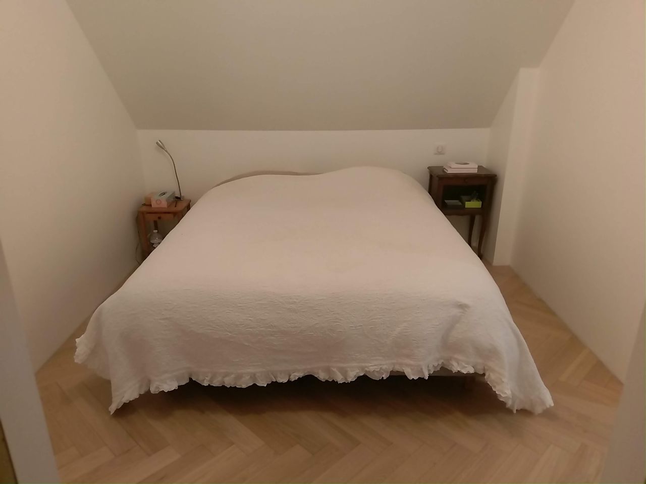 Pose du parquet contrecollé en bâtons rompus de la chambre