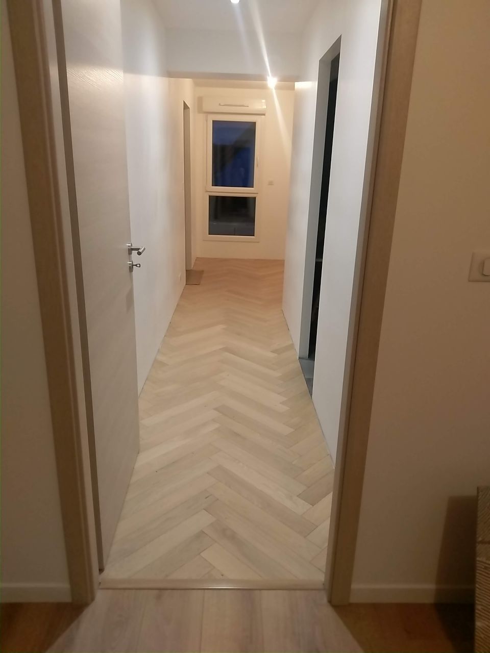 Pose du parquet contrecollé en bâtons rompus de la chambre