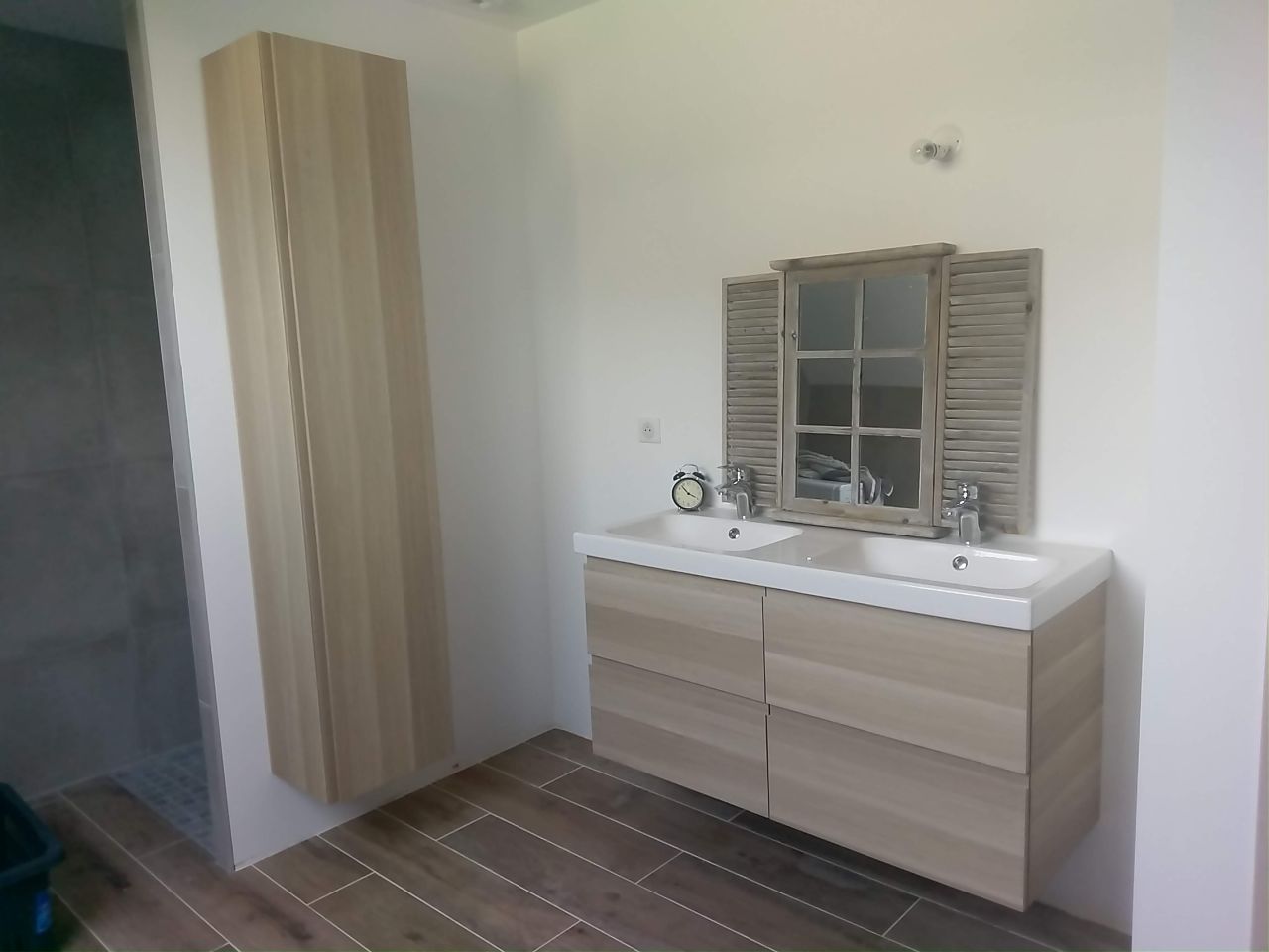 Pose des meubles de la salle de bain familiale