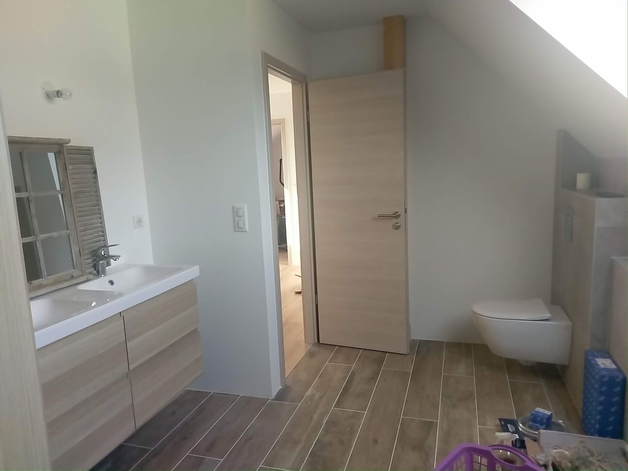 Pose des meubles de la salle de bain familiale et WC en place
