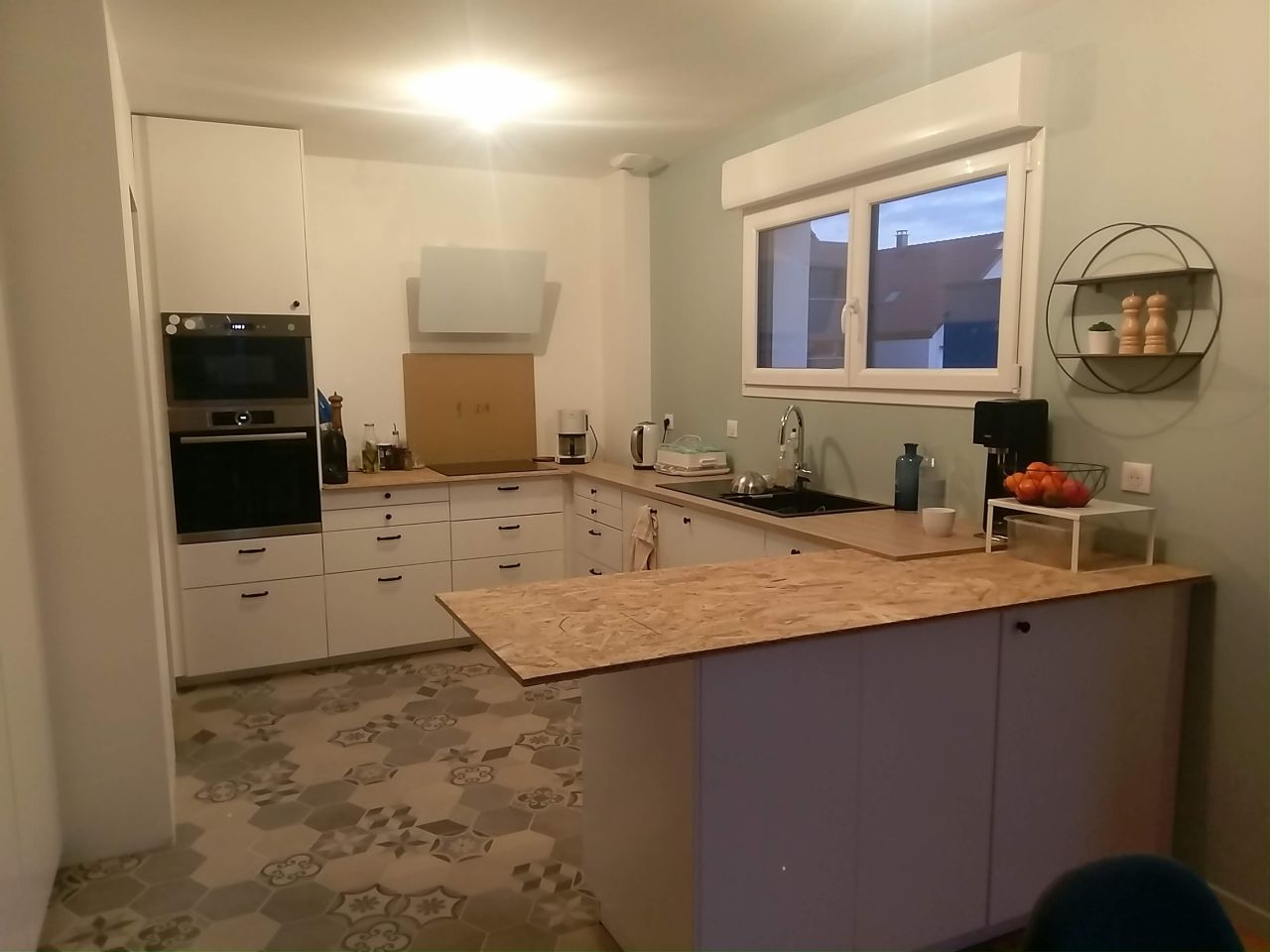 Aménagement cuisine, avec plan de travail provisoire