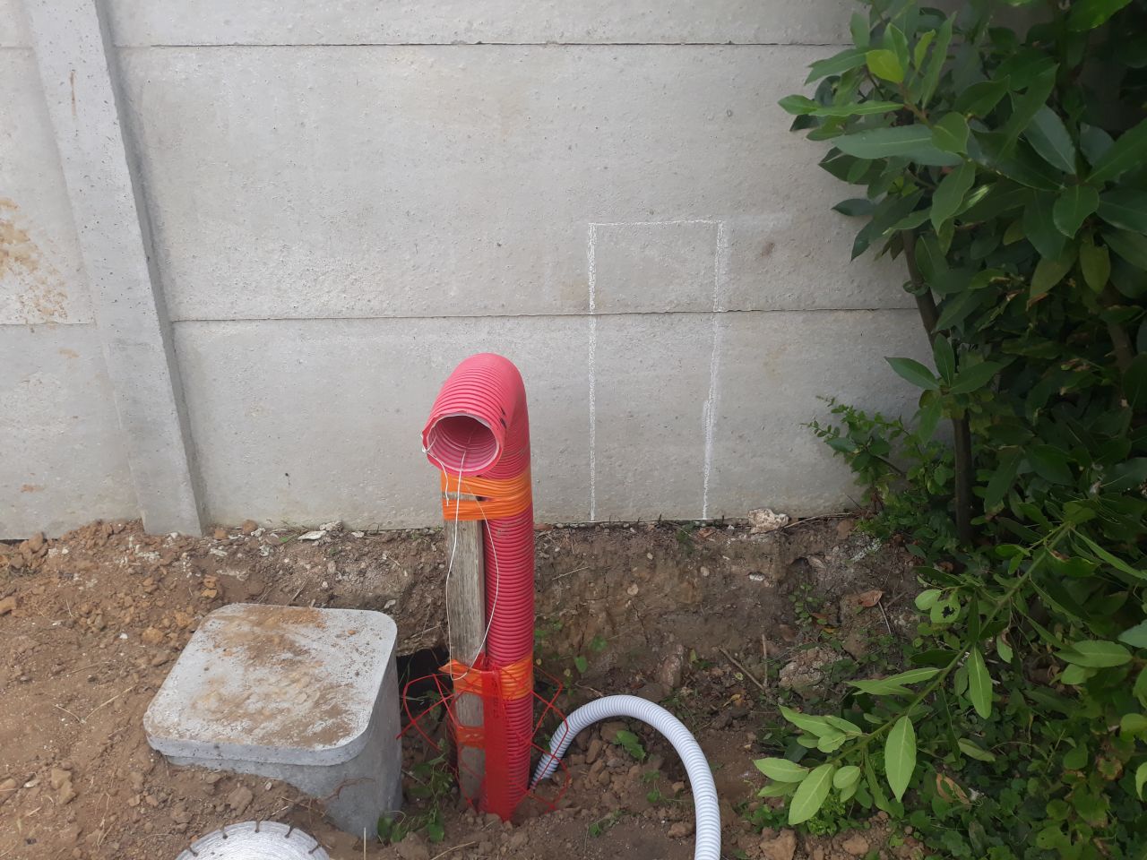 Tracé pour la saignée dans notre cloison de béton (5cm) afin de poser le boitier ENEDIS