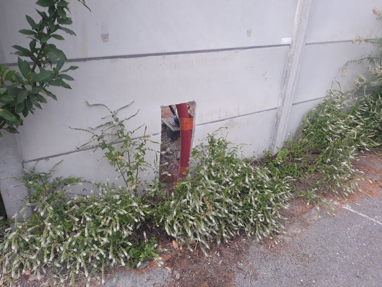 Tracé pour la saignée dans notre cloison de béton (5cm) afin de poser le boitier ENEDIS (mur vu de l'extérieur APRES)
