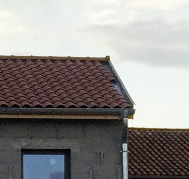 Finition de toiture coté mur en biais