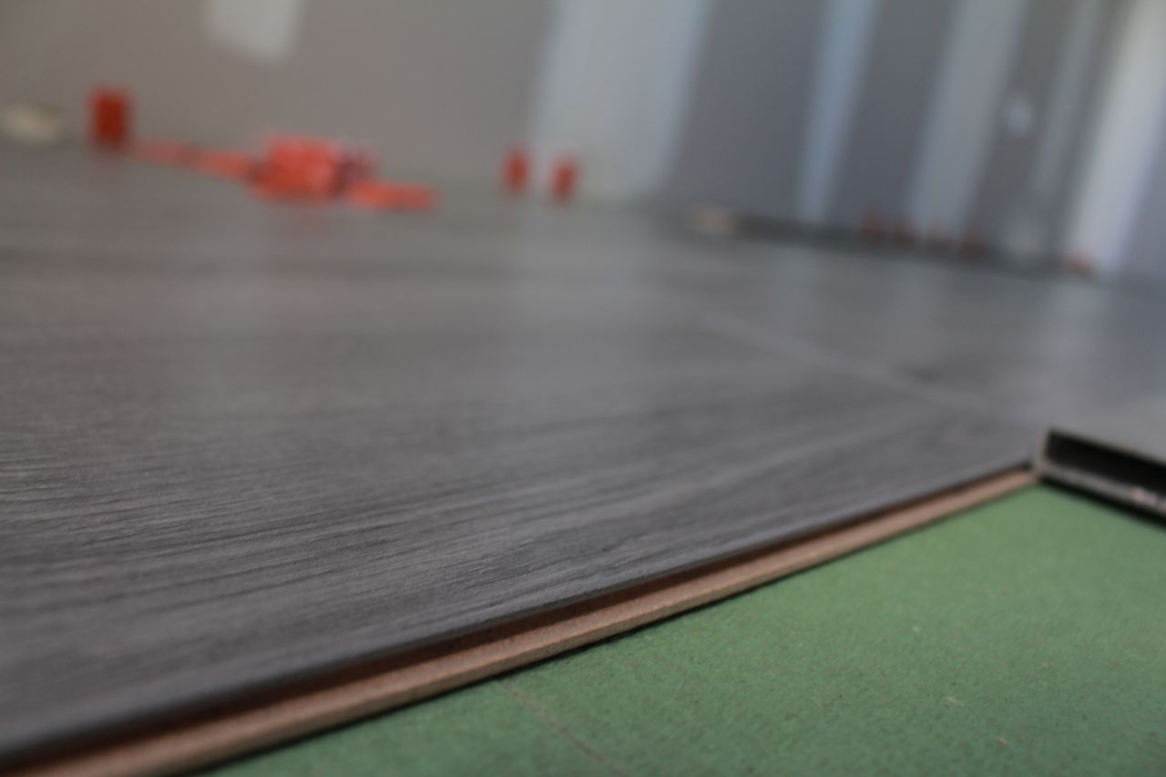 Pose de notre parquet gris ARTENS Cadiz acheté chez Leroy Merlin