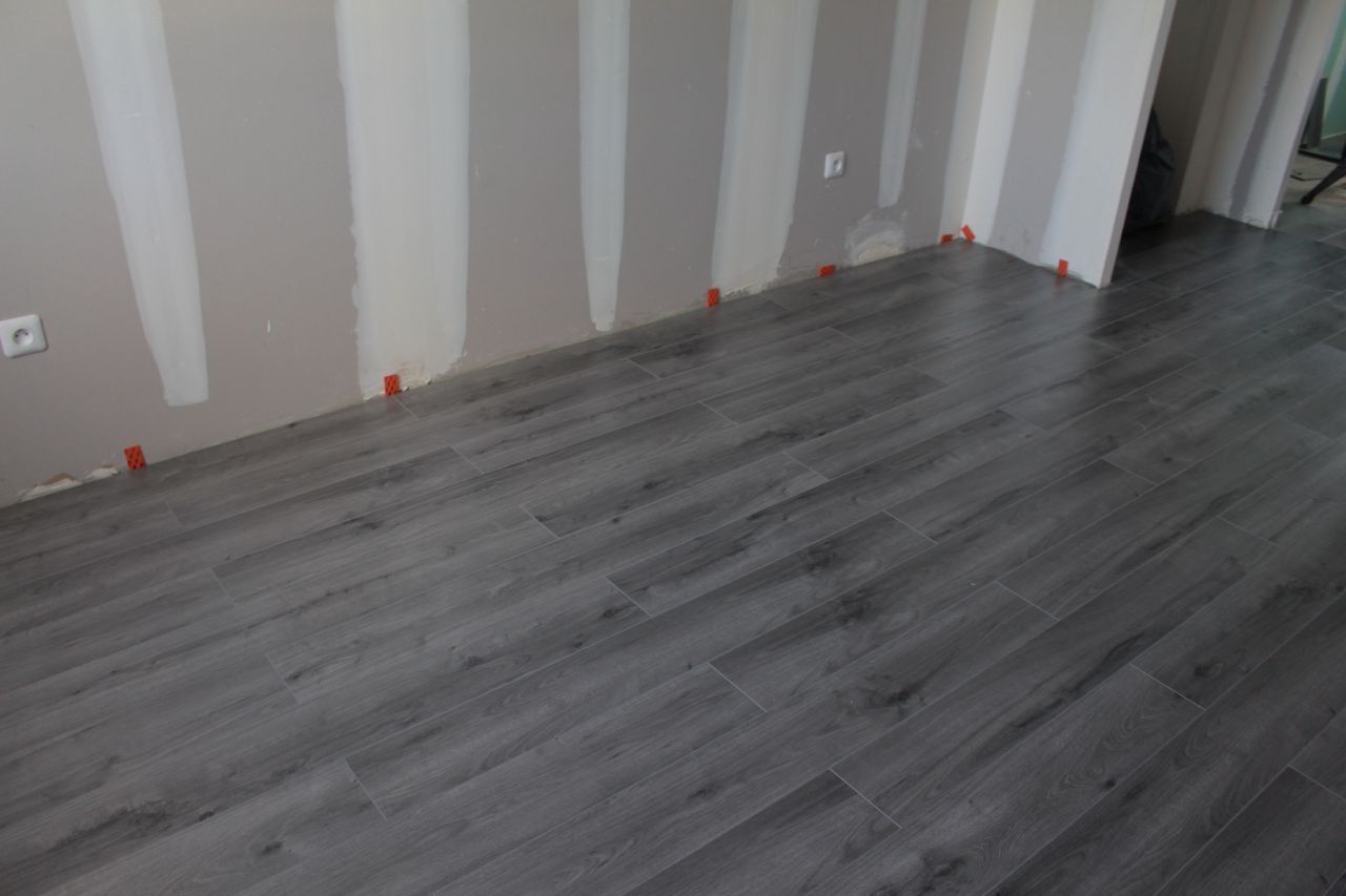 Pose de notre parquet gris ARTENS Cadiz acheté chez Leroy Merlin