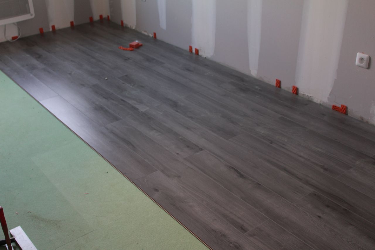 Pose de notre parquet gris ARTENS Cadiz acheté chez Leroy Merlin