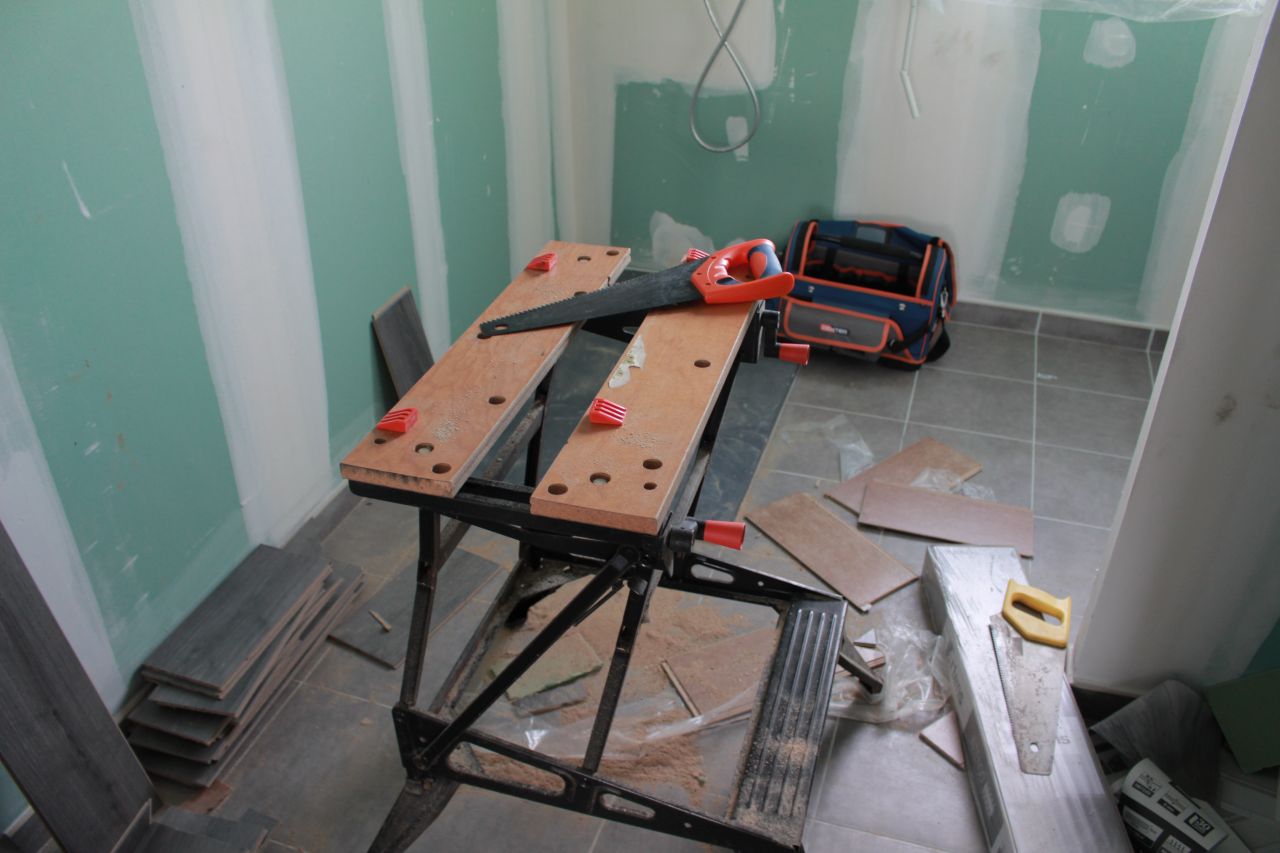 Pose de notre parquet gris ARTENS Cadiz acheté chez Leroy Merlin