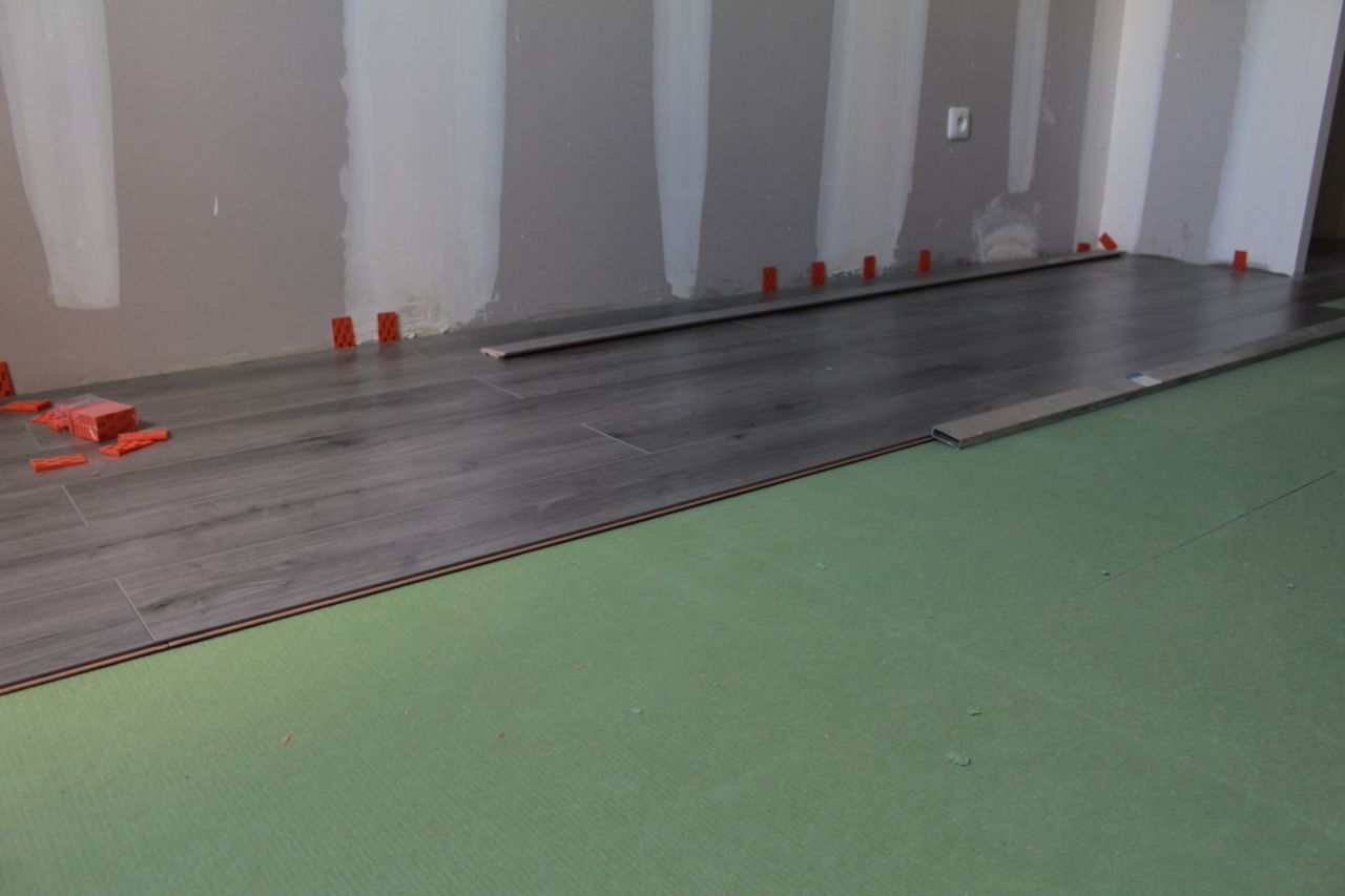 Pose de notre parquet gris ARTENS Cadiz acheté chez Leroy Merlin