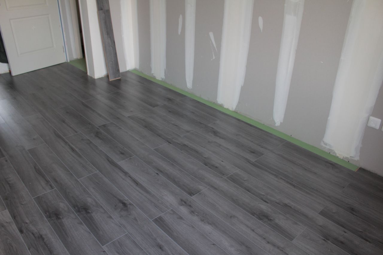 Pose de notre parquet gris ARTENS Cadiz acheté chez Leroy Merlin