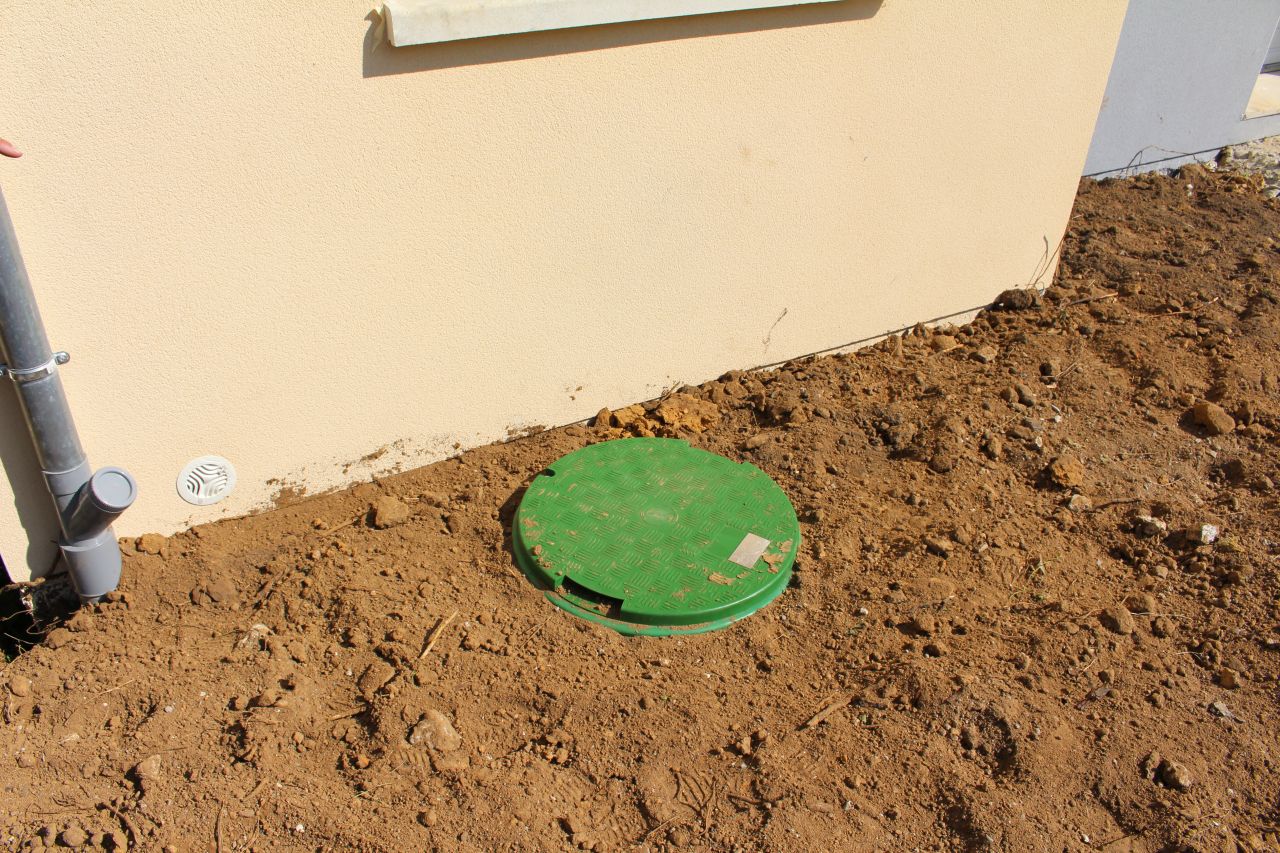Pompe de relevage à l'avant de la maison.