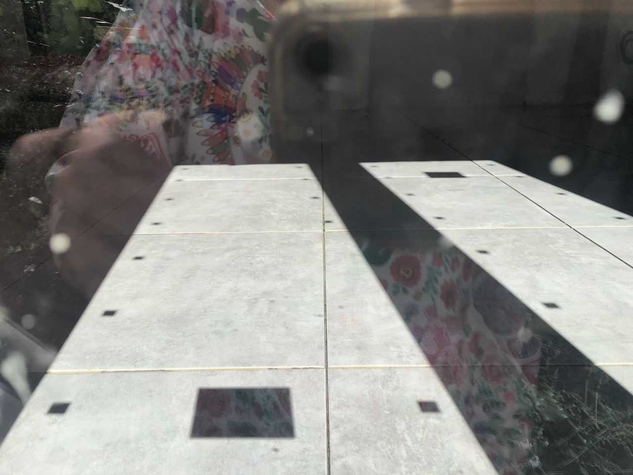 La pose ça part de là difficile au travers de la fenêtre de faire une photo correcte