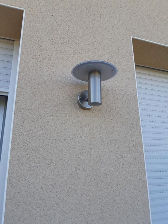 Luminaire près de la fenêtre arrière
