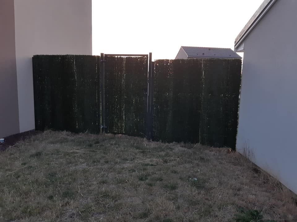 haies artificielles posées (coté jardin)