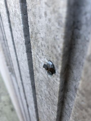 Le morceau de vis sort du mur