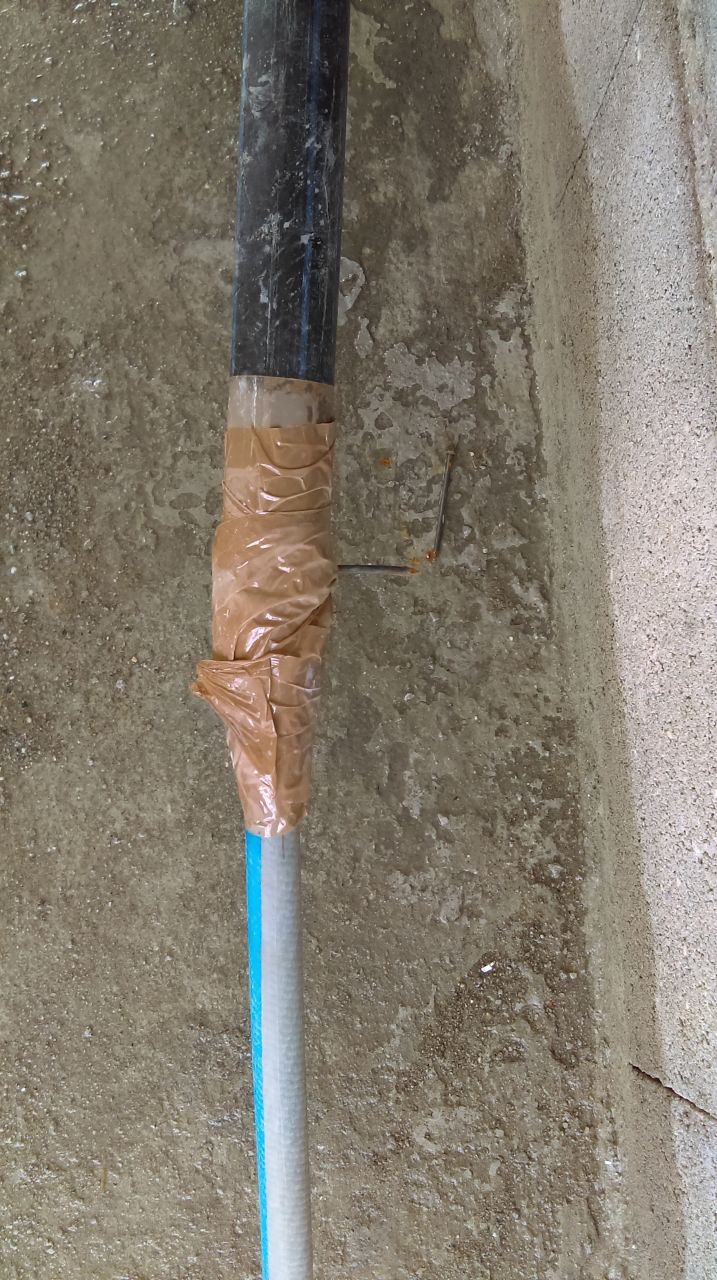 Raccordement de pattier, du jamais vu : tuyau d'arrosage emmanché dans le PE 32mm, un clou en travers pour que ça tienne et du scotch marron à emballage pour l'étanchéité (pas efficace du coup).