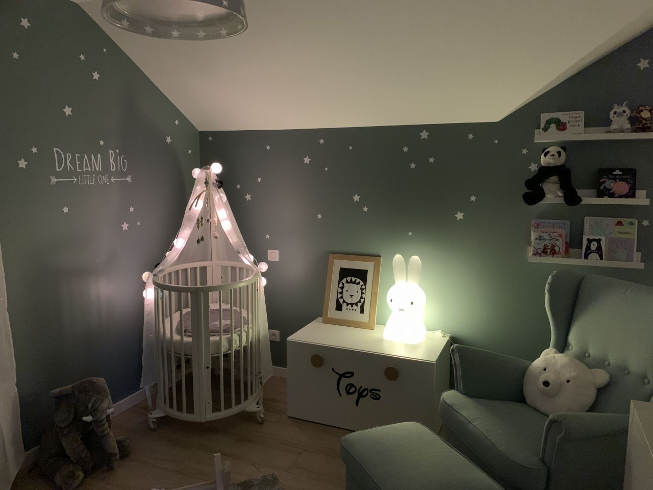 Chambre de notre bébé - de nuit avec la veilleuse Miffy