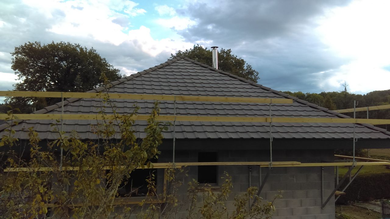 Tuiles Monier Perspective, couleur brune.
<br />
Cheminée Poujoulat en place.