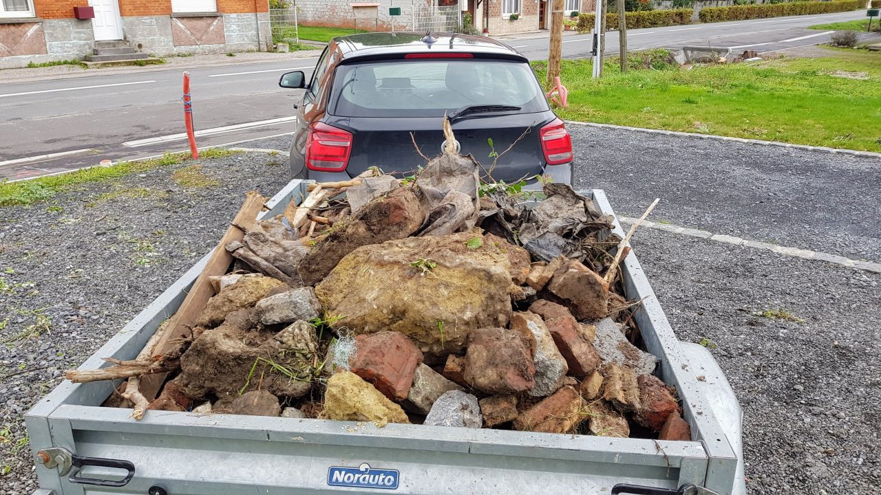 des restes de l'ancien btiment dmoli sur notre terrain. On espre ne pas en avoir des tonnes enfouies !