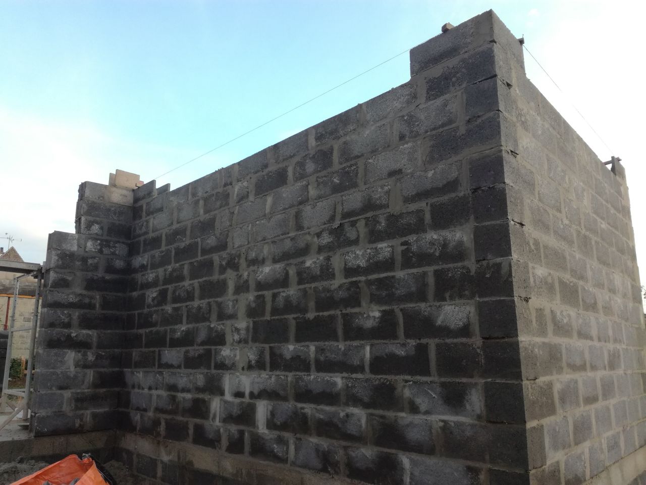 cellier/buanderie : les murs montent