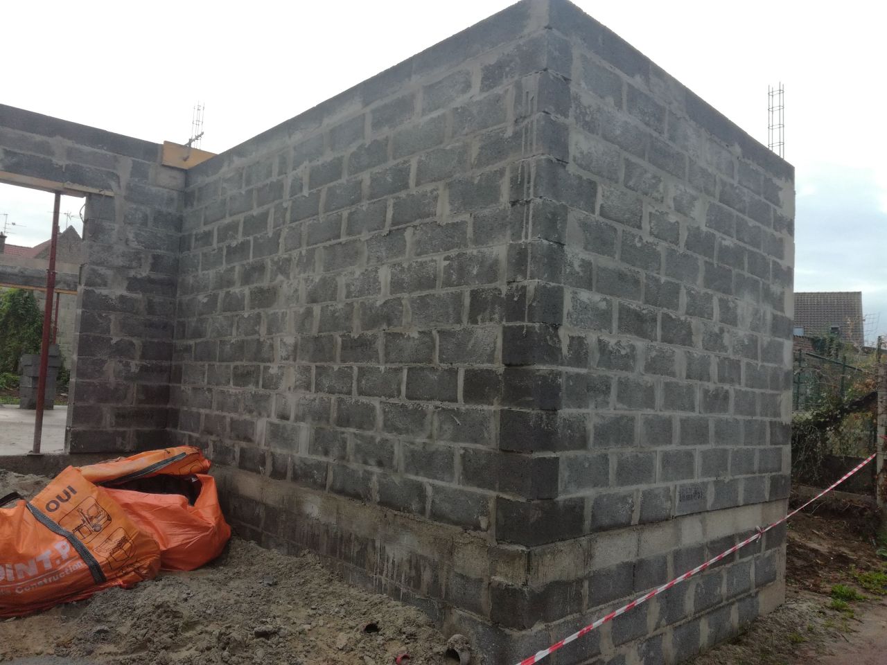 cellier/buanderie : les murs sont terminés