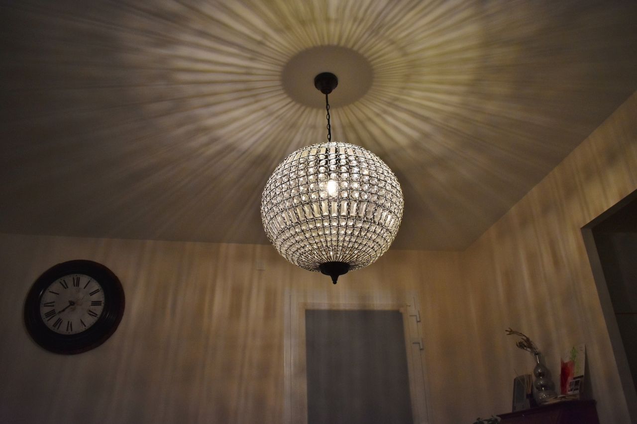 coin SAM - lustre au dessus de la table