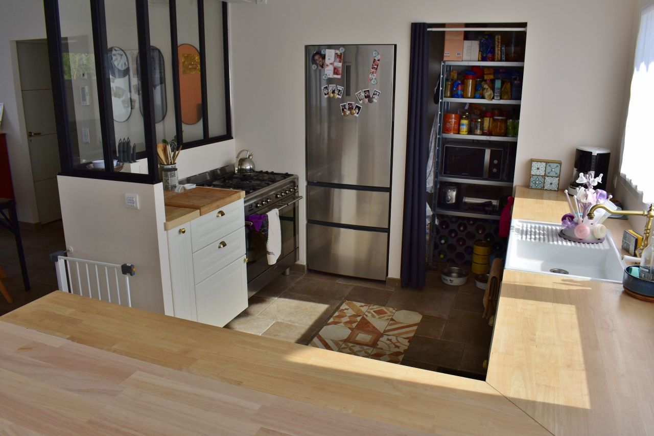 coin Cuisine - piano - frigo encastré - garde manger