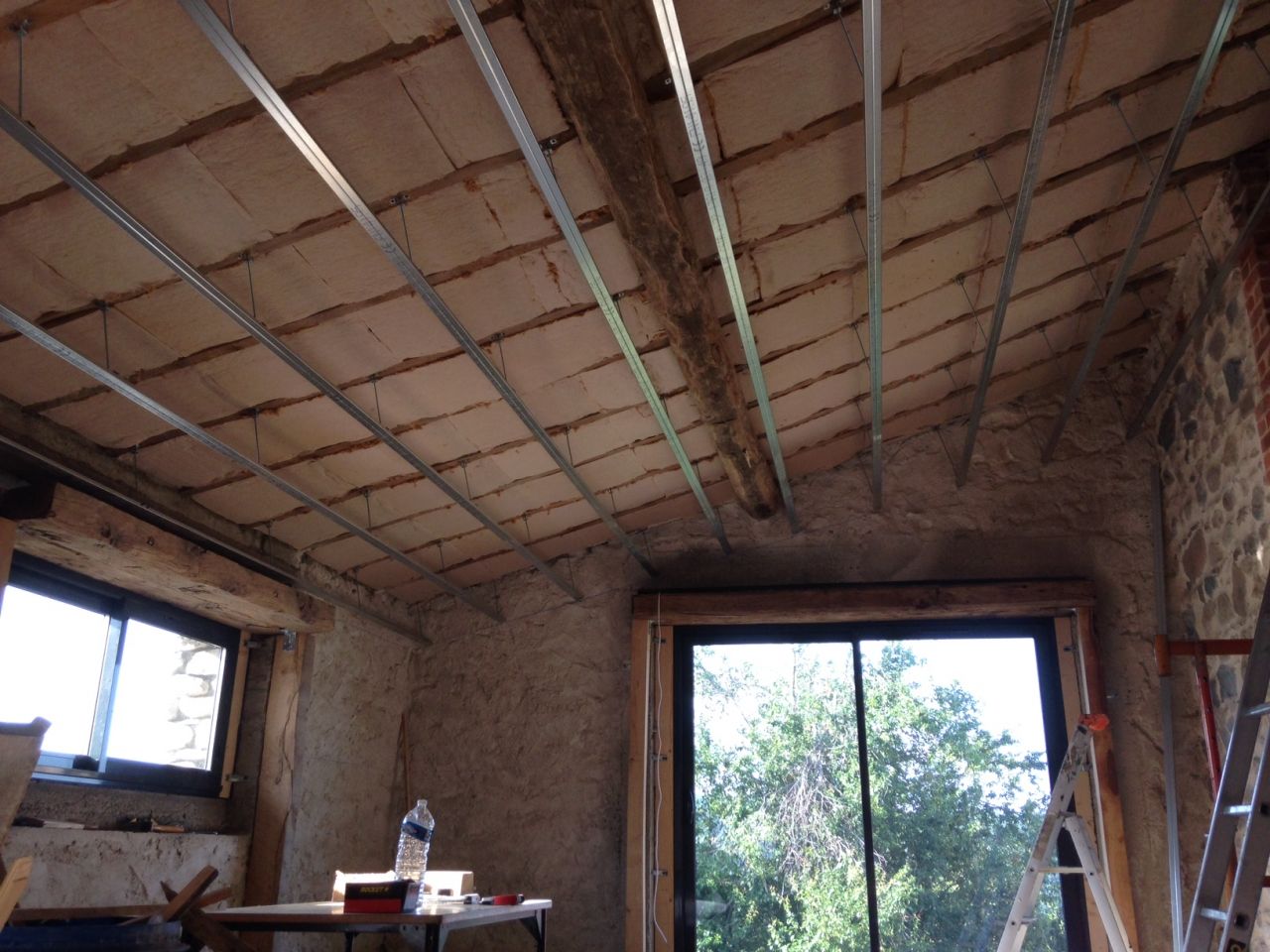 Mise en place de la 1ère couche de laine de bois en 80mm, sous fourrure qui accueillera les plaques de placo.