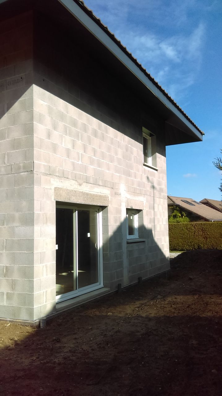 Facade Sud : Baie aluminium coulissante / Fenêtre de la cuisine oscillo-battante PVC / Chambre à l'étage double battants PVC.