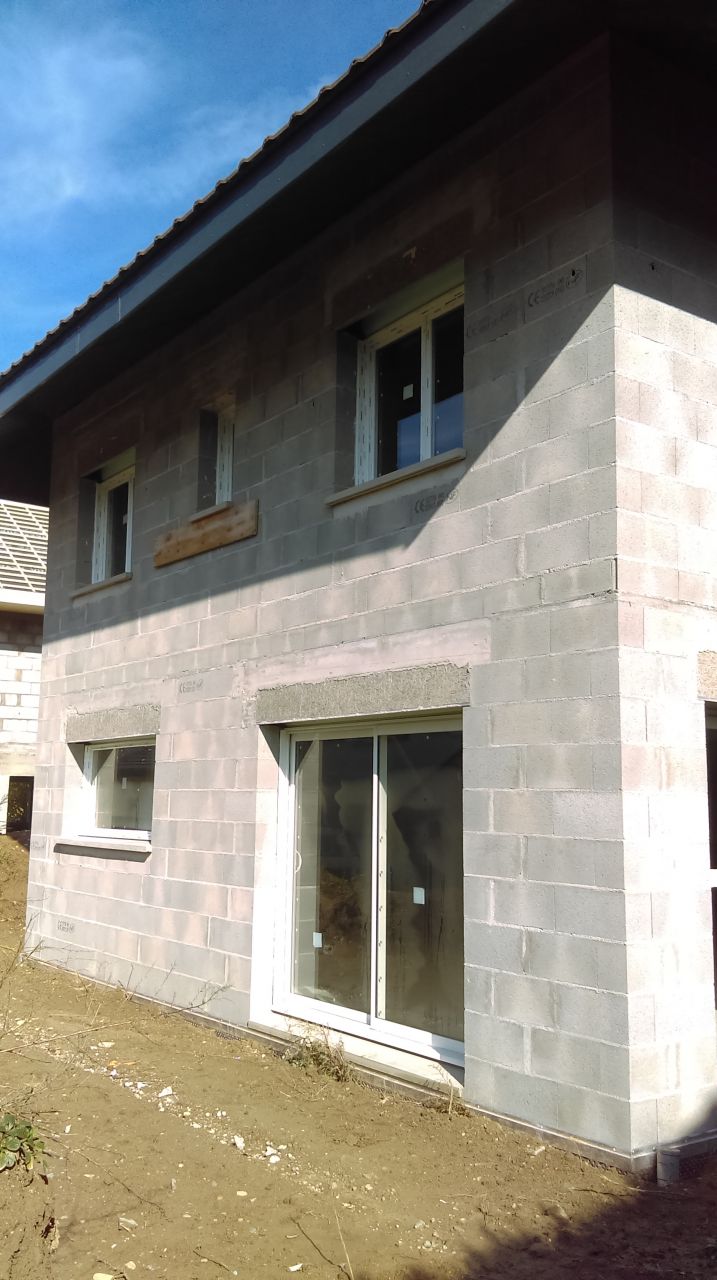 Façade Ouest : Baie aluminium coulissante 240 / Fenêtre fixe panoramique PVC / Chambre + bureau à l'étage double battants PVC / SdB petite fenêtre dépolie.