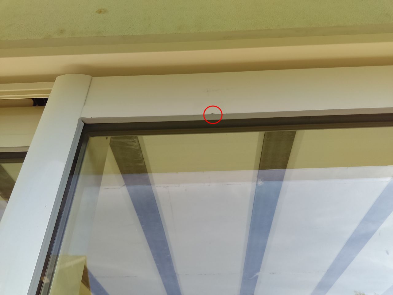 Éclat dans la peinture du cadre de la baie vitrée Sud.