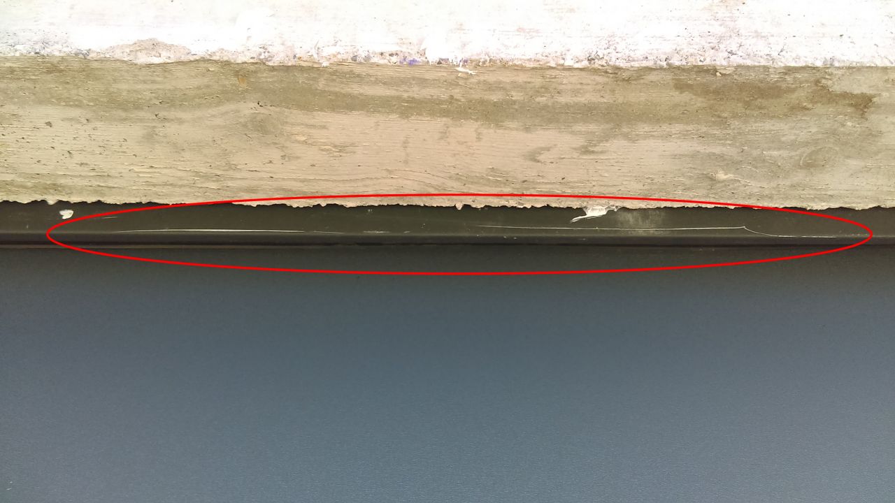 Rayure dans la peinture du cadre de porte de garage.
