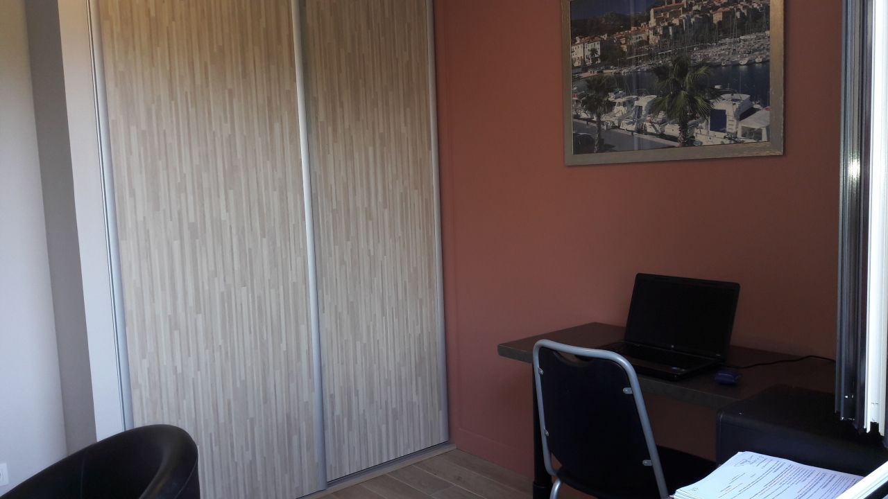 Bureau aménagé:coté Mme