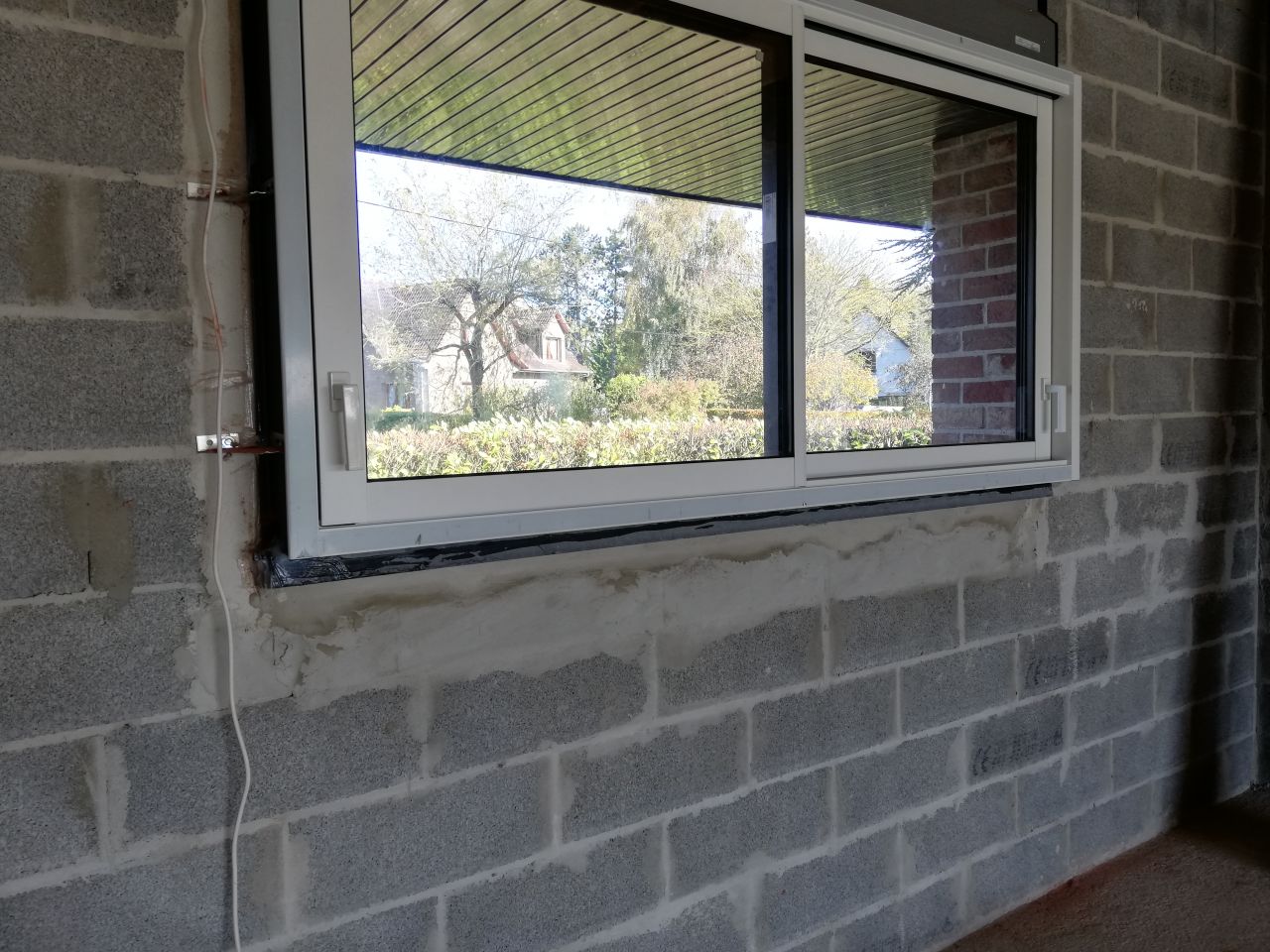 La fentre de la salle de jeu / chambre d'amie au rdc. Avec un aperu de la vue avant de la maison.